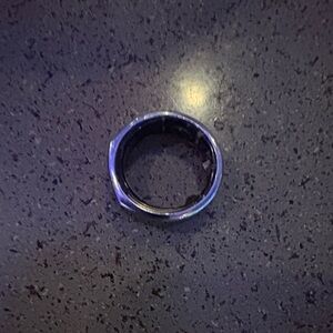 Size 8 Oura Ring. Gen 3
Includes Charger!